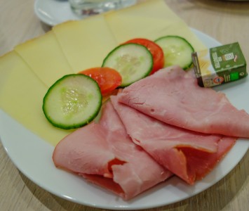 Frühstück im Rauwolf in der SCS in Vösendorf