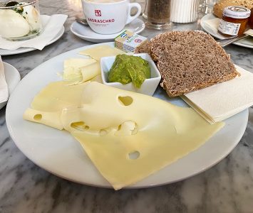 Frühstück im Café Eiles in Wien