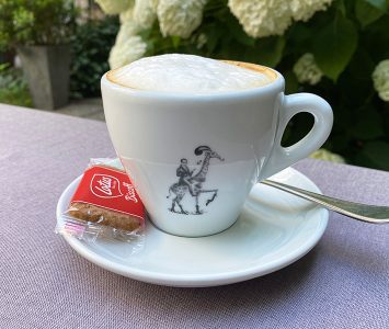 Frühstück im Gartencafé in Wien