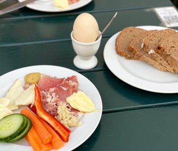 Frühstück im Café der Provinz in Wien