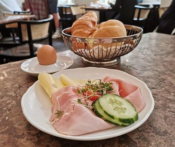 Frühstück im Café Dommayer in Wien