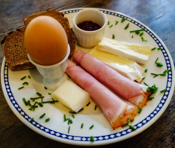 Frühstück im Café in der Burggasse 24 in Wien