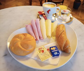 Frühstück im Café Westend in Wien