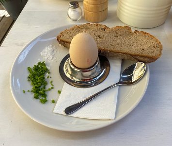 Frühstück im Zimmerservice in Wien