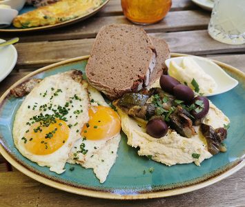 Frühstück im Café Camus in Wien